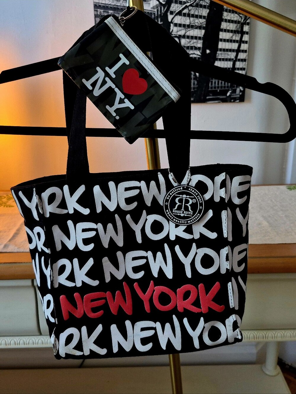 Robin Ruth Blk/Wht/Red New York Graphic Tote w/Coin Purse